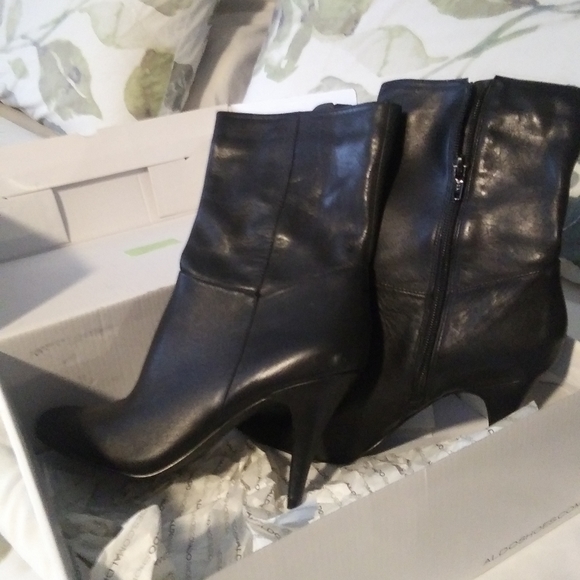 Black also boots never been worn. - Picture 5 of 5